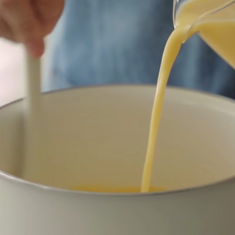 Step 1 Cook the banana custard mixture for banana custard buns