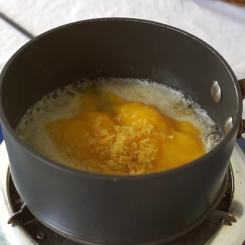 Step 1 Cook the mango sauce mixture for mango cream puffs