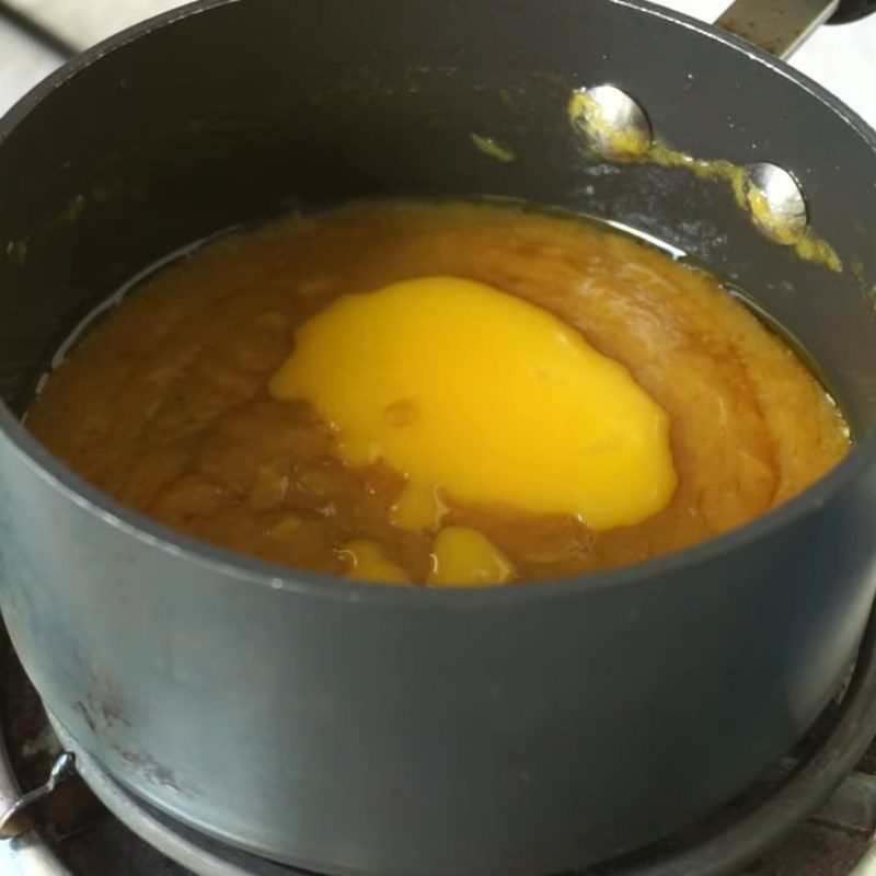 Step 1 Cook the mango sauce mixture for mango cream puffs