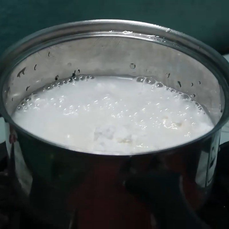 Step 6 Cook coconut milk for sweet noodle soup with butterfly pea flower