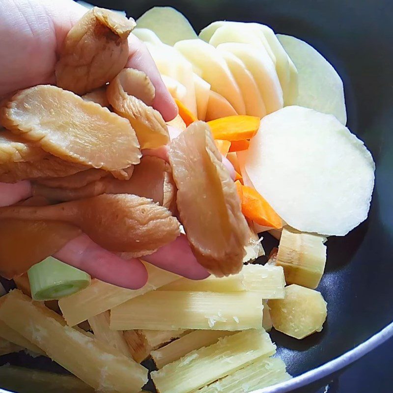 Step 2 Cook the broth for vegetarian Nam Vang noodle