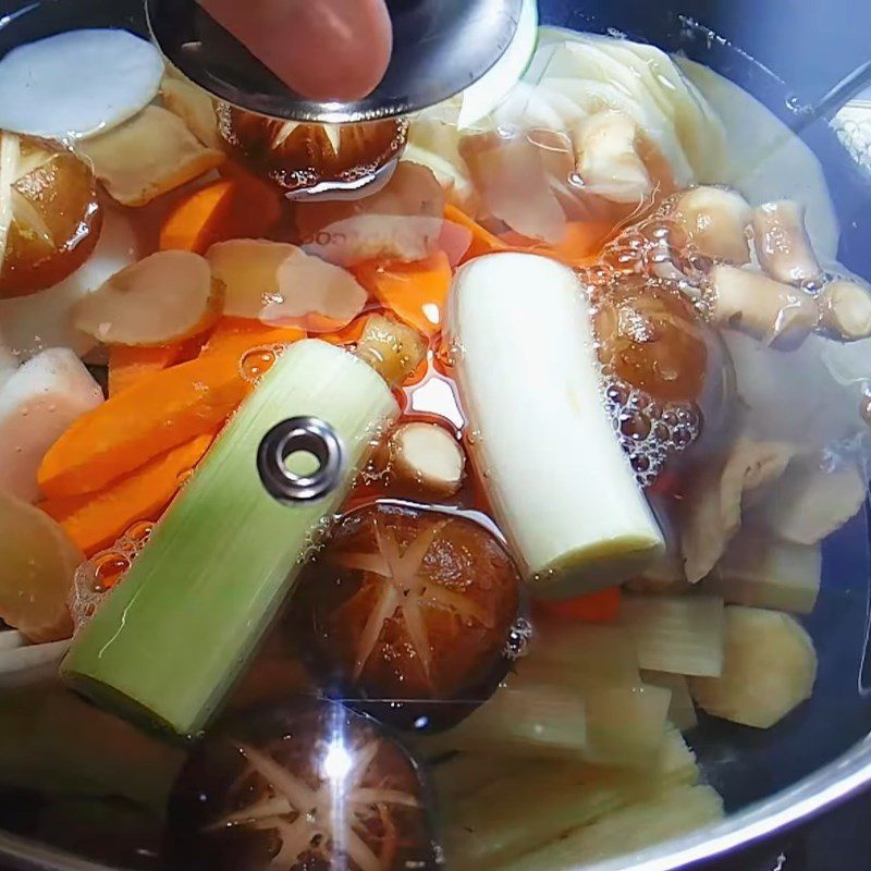 Step 2 Cook the broth for vegetarian Nam Vang noodle