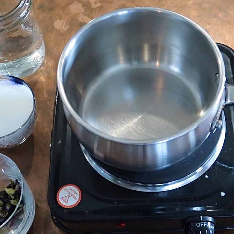 Step 1 Cook the sugar water for Dried butterfly pea syrup