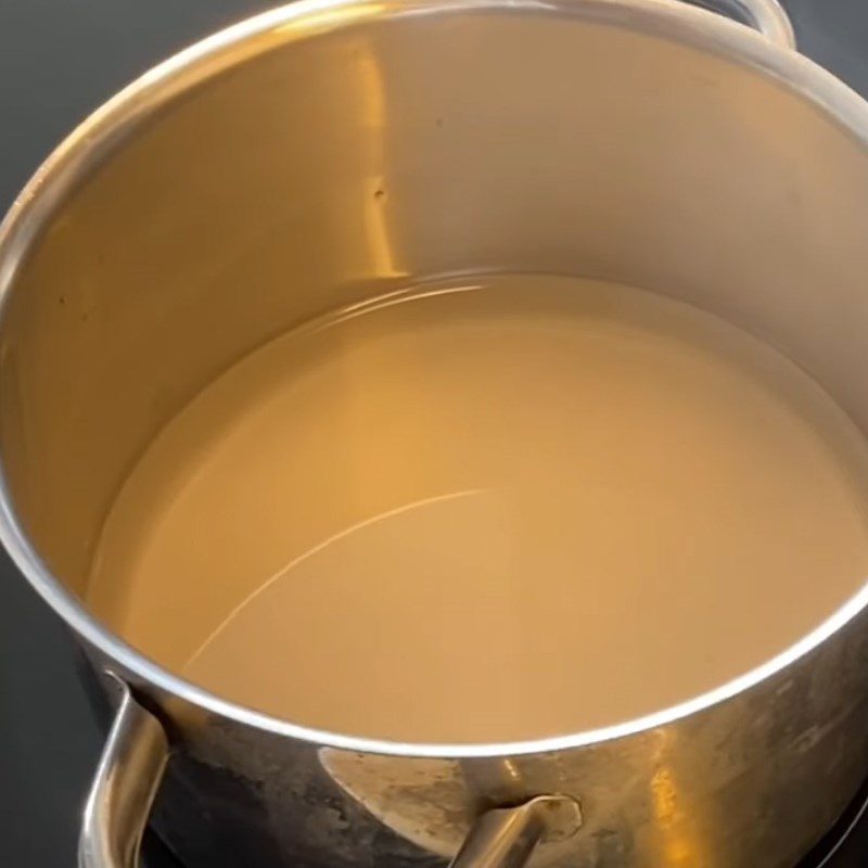 Step 1 Cook the sugar syrup for coconut-filled rice cakes