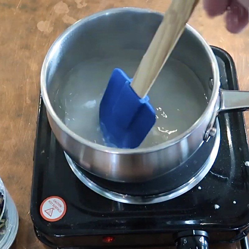 Step 1 Cooking the syrup from dried butterfly pea flowers