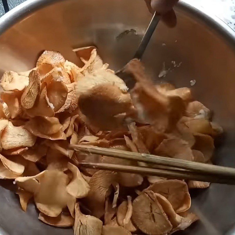 Step 3 Cooking syrup and finishing Fried cassava