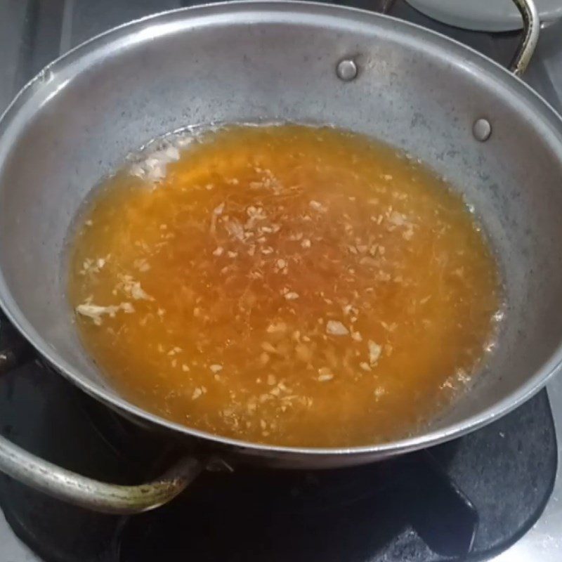 Step 2 Cooking the sauce for catfish with tamarind