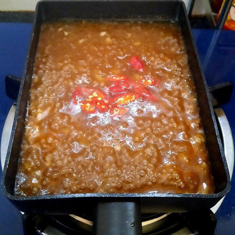 Step 3 Cook the tamarind sauce for stir-fried quail eggs