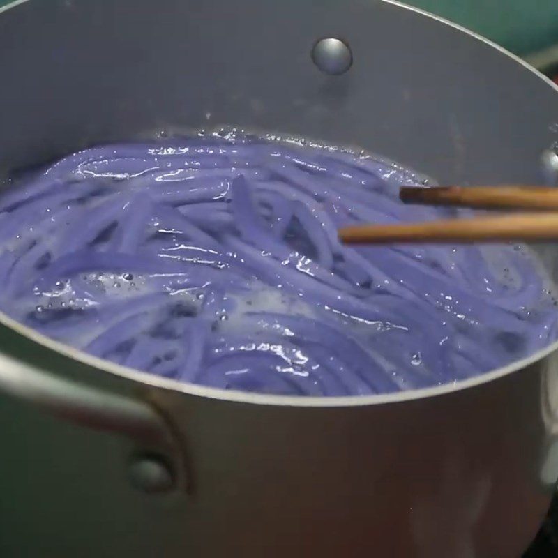 Step 5 Cook the dough for sweet noodle soup with butterfly pea flower