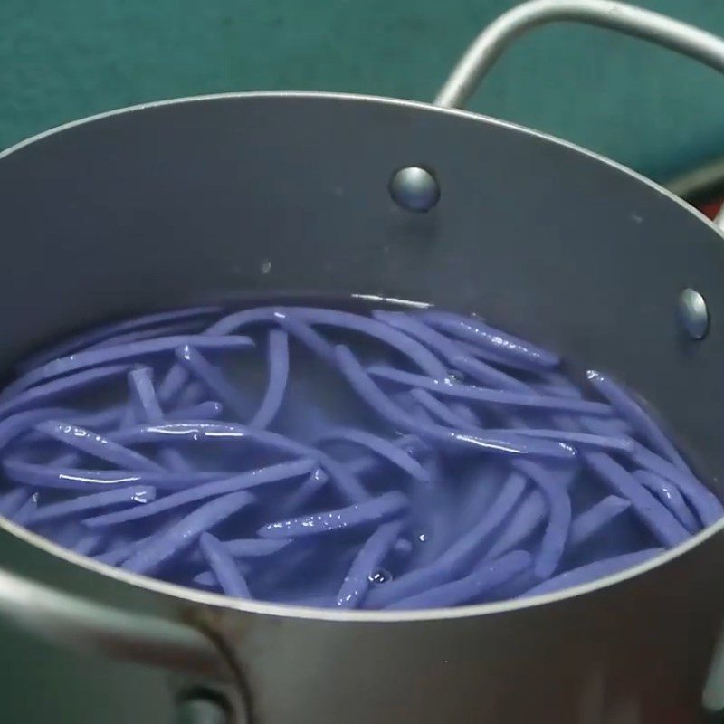 Step 5 Cook the dough for sweet noodle soup with butterfly pea flower