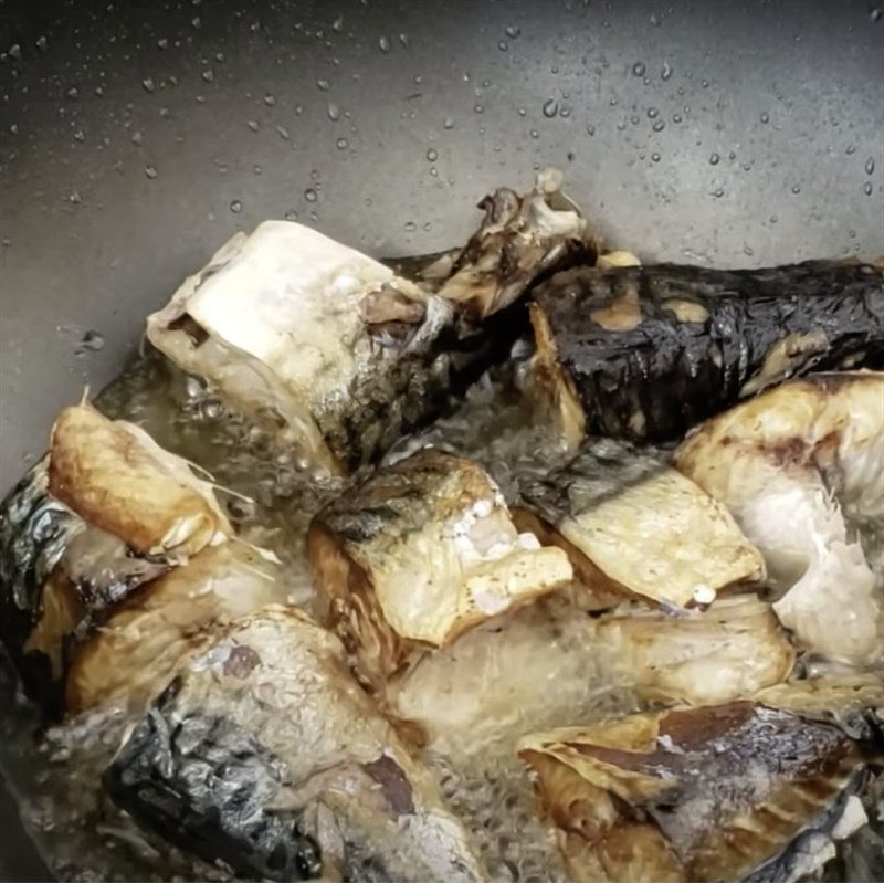 Step 3 Frying fish and meat Braised mackerel with pineapple