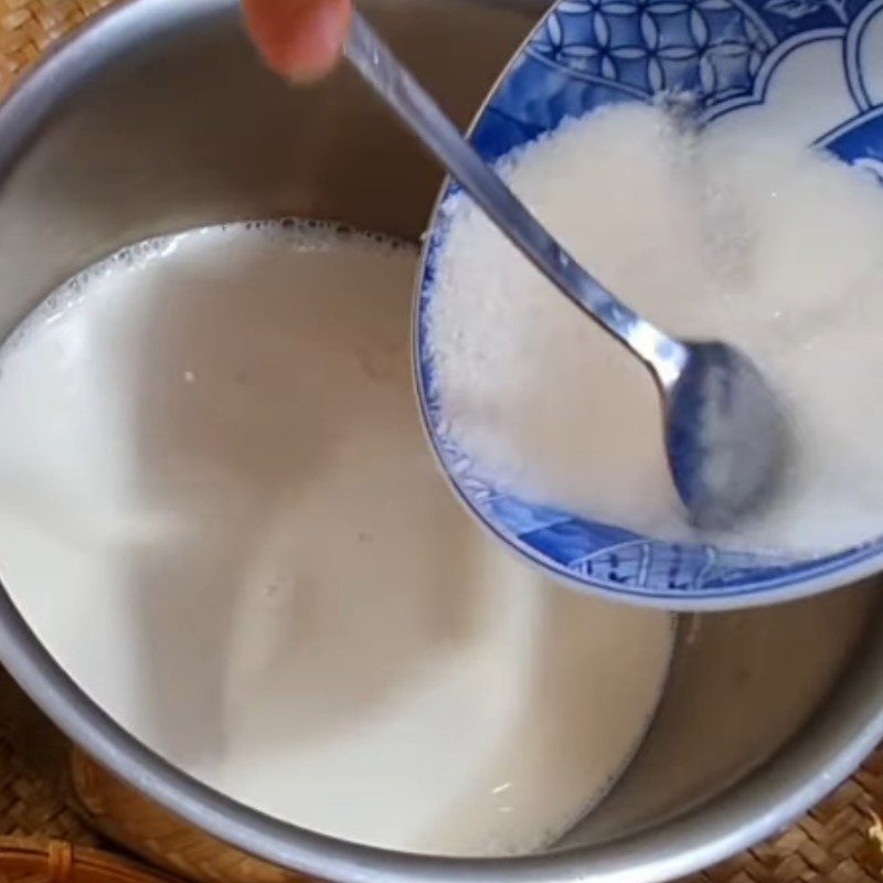 Step 2 Cook the milk and mix with eggs and durian Durian flan