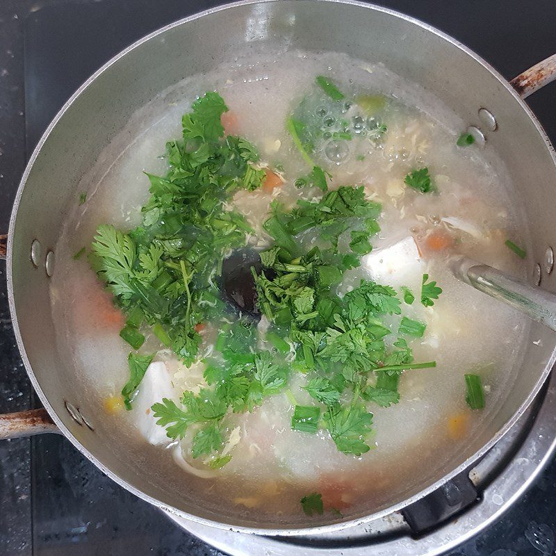 Step 3 Cook soup Quail egg oatmeal soup