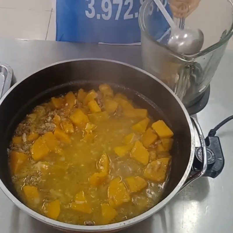 Step 3 Cook pumpkin soup Pumpkin soup with beef