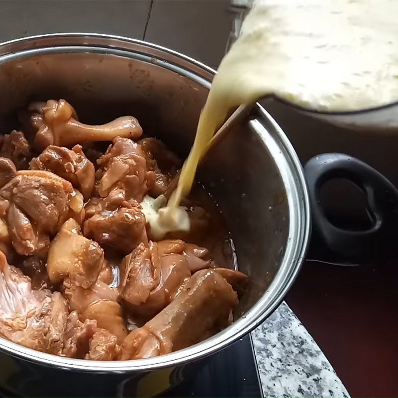 Step 5 Cook the duck meat for duck cooked with sour plum