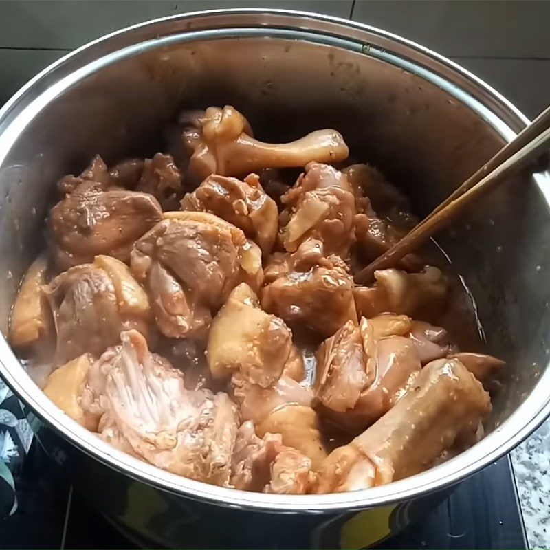 Step 5 Cook the duck meat for duck cooked with sour plum