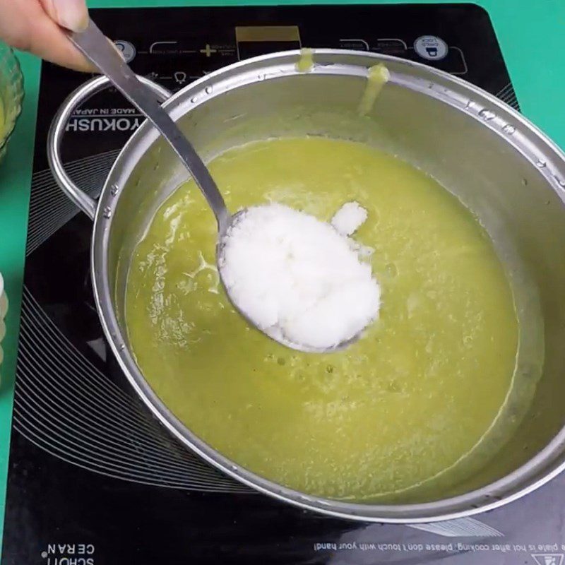 Step 3 Cook and pour the first layer of jelly for mooncake with flan filling