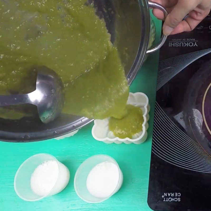 Step 3 Cook and pour the jelly mold for the 1st time Mooncake jelly with butter and flan filling