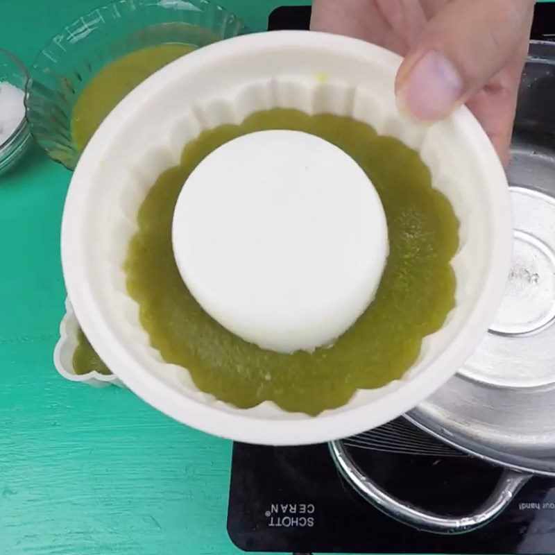 Step 3 Cook and pour the jelly mold for the 1st time Mooncake jelly with butter and flan filling