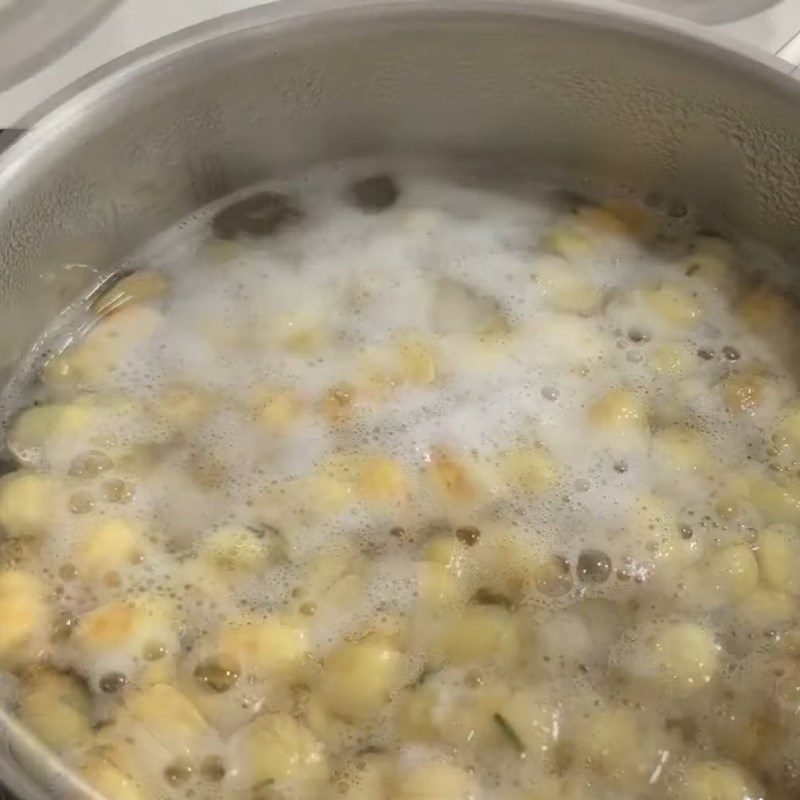 Step 1 Cooking and blending lotus seeds for sticky rice cake with fresh glutinous rice flour