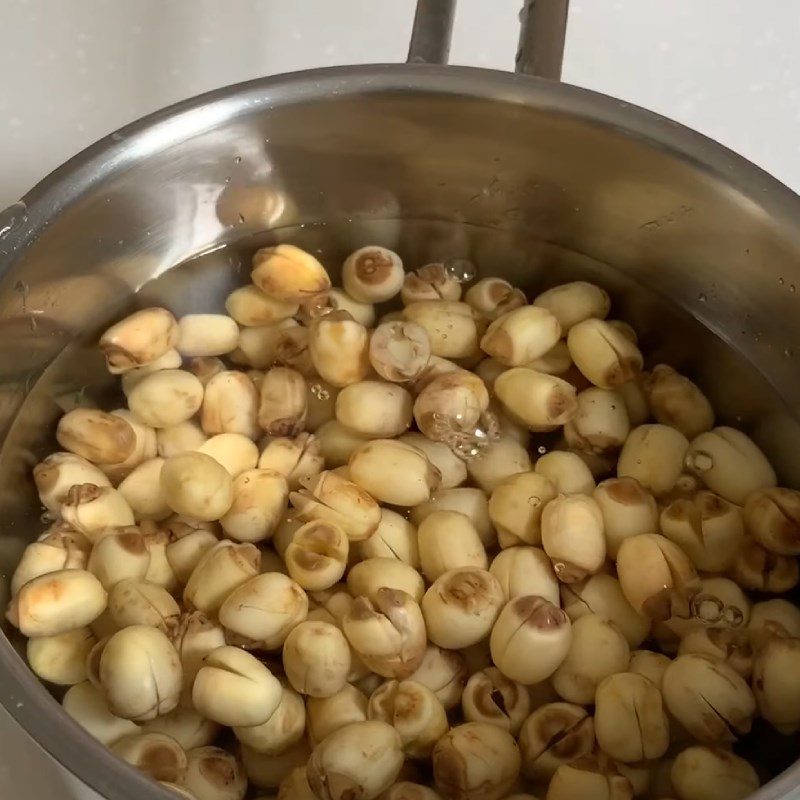 Step 1 Cooking and blending lotus seeds for sticky rice cake with fresh glutinous rice flour