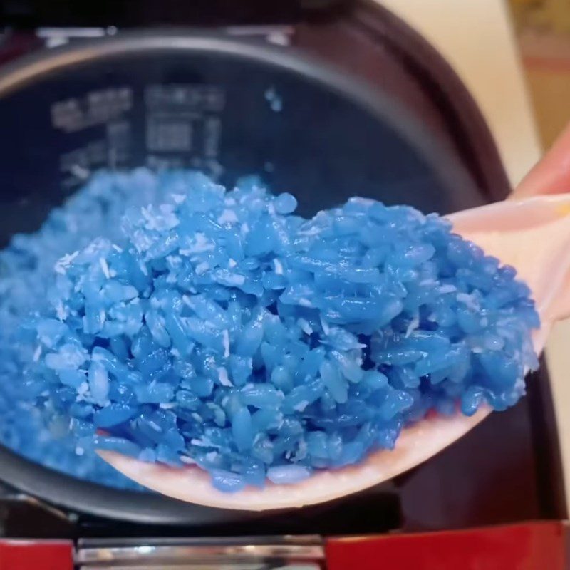 Step 3 Cooking sticky rice Sticky rice with butterfly pea flower and coconut milk using a rice cooker