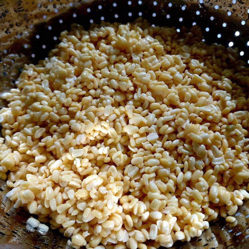 Step 1 Soak mung beans and sticky rice Green mung bean sticky rice