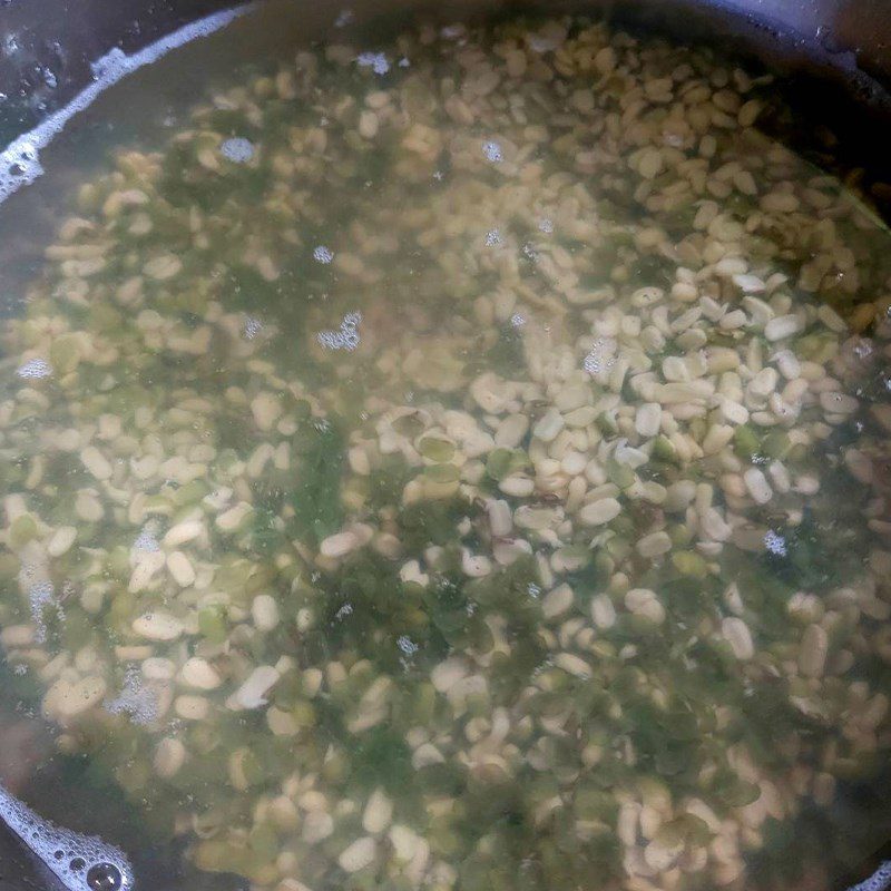 Step 1 Soak mung beans and sticky rice Green mung bean sticky rice