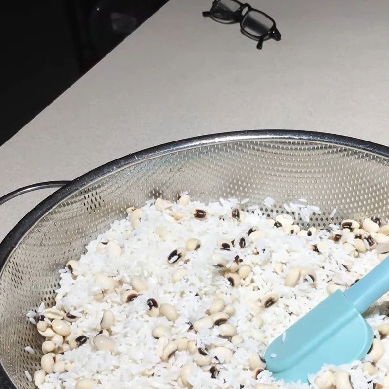 Step 1 Soak sticky rice and beans White Bean Sticky Rice Cake