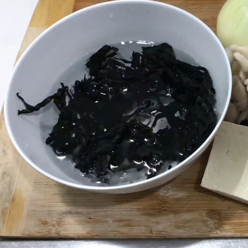 Step 1 Soak dried seaweed for Seaweed Sweet Vegetable Soup