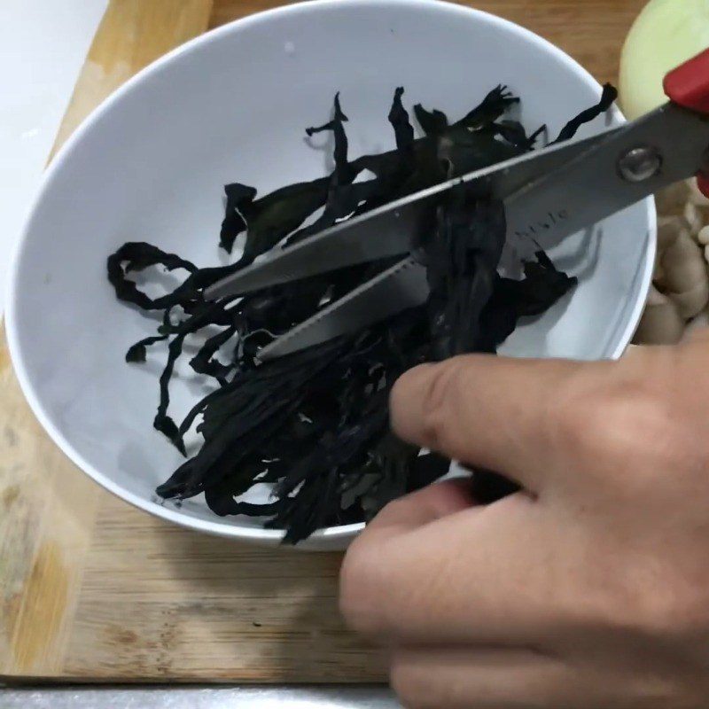 Step 1 Soak dried seaweed for Seaweed Sweet Vegetable Soup