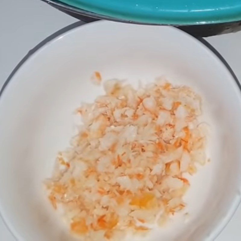 Step 2 Soak and pound the dried shrimp for the mixed vegetable soup with shrimp and meat