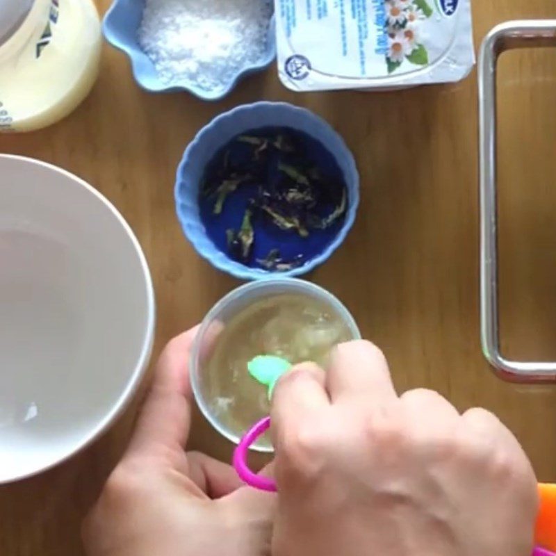 Step 3 Soak and Steam Gelatin Soft Yogurt Rolled with Coconut Crumbs for Baby Weaning