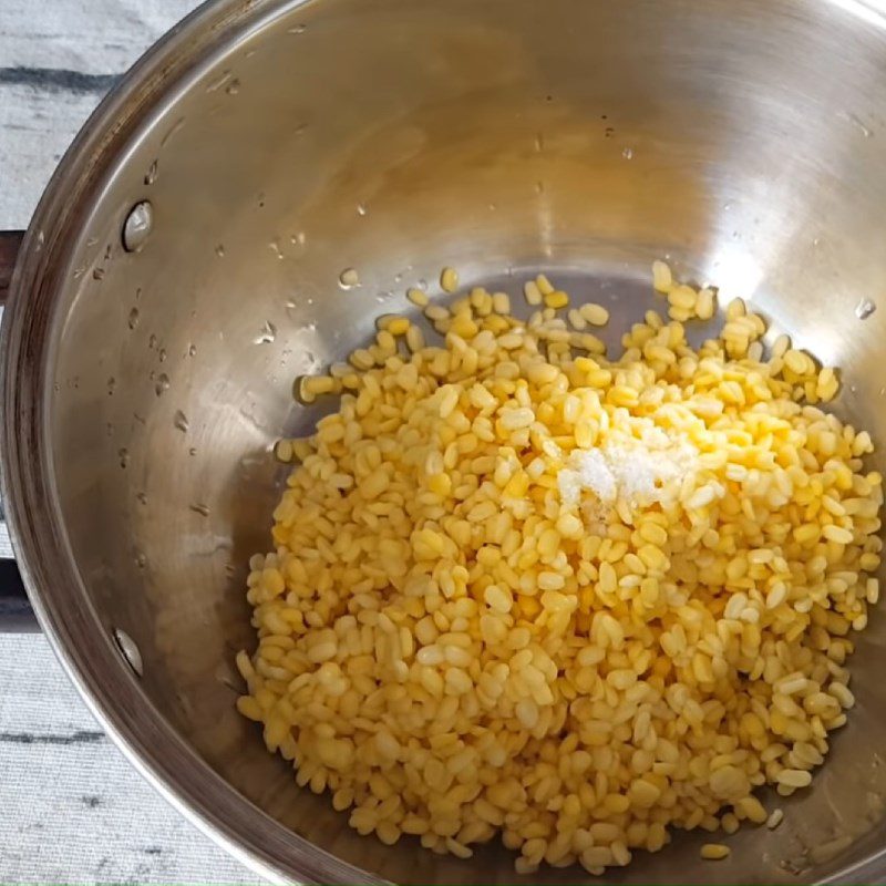 Step 1 Soak and cook mung beans for the chewy cake made from glutinous rice flour with mung bean filling