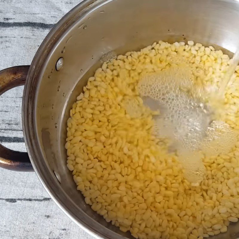 Step 1 Soak and cook mung beans for the chewy cake made from glutinous rice flour with mung bean filling