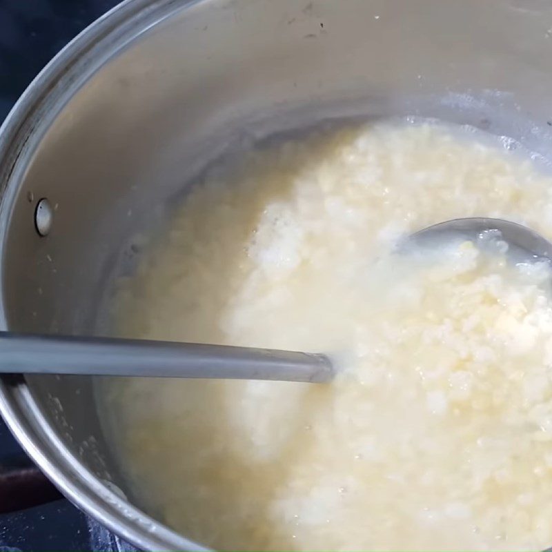 Step 1 Soak and cook mung beans for the chewy cake made from glutinous rice flour with mung bean filling