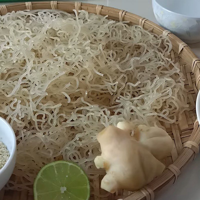 Step 1 Soak and dry the rice noodle for crispy rice cake