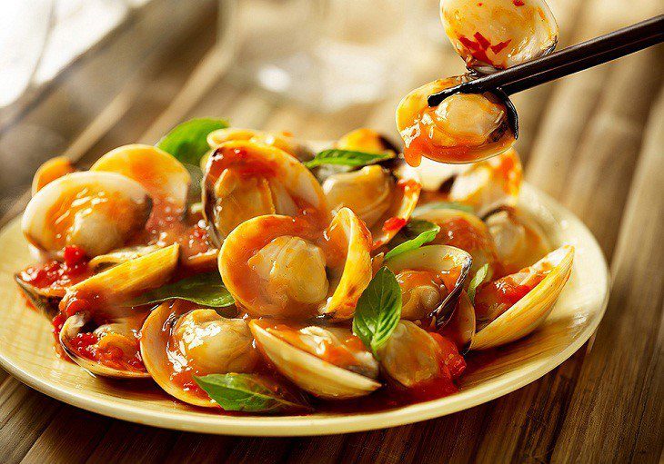 Sweet and sour stir-fried clams