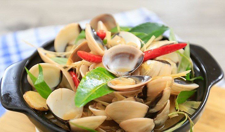 Stir-fried clams with lemongrass and chili