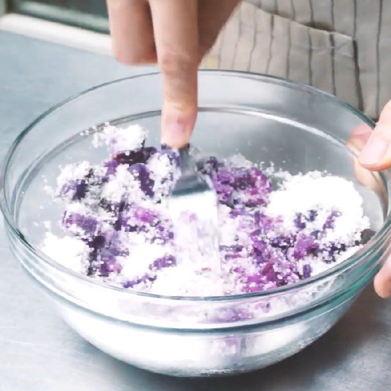 Step 2 Mash the sweet potatoes for Purple Sweet Potato Latte