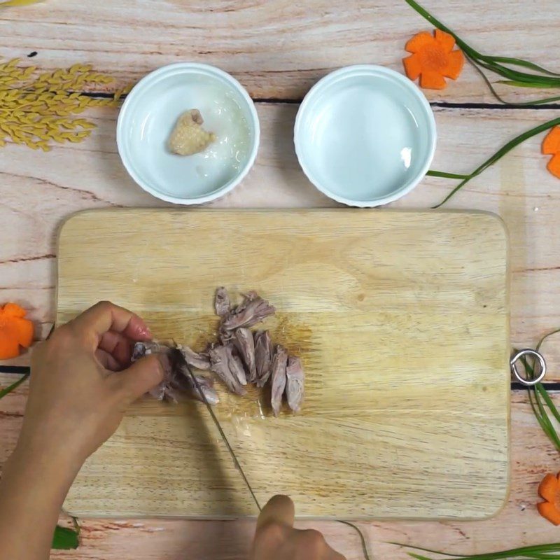 Step 3 Mash the taro and meat Duck porridge with taro