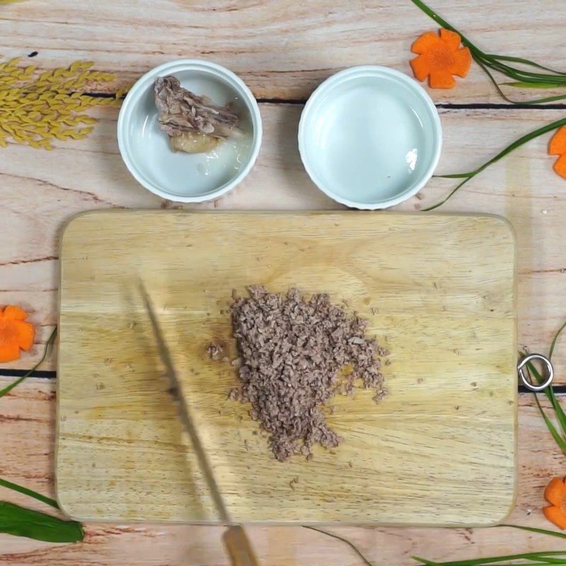 Step 3 Mash the taro and meat Duck porridge with taro