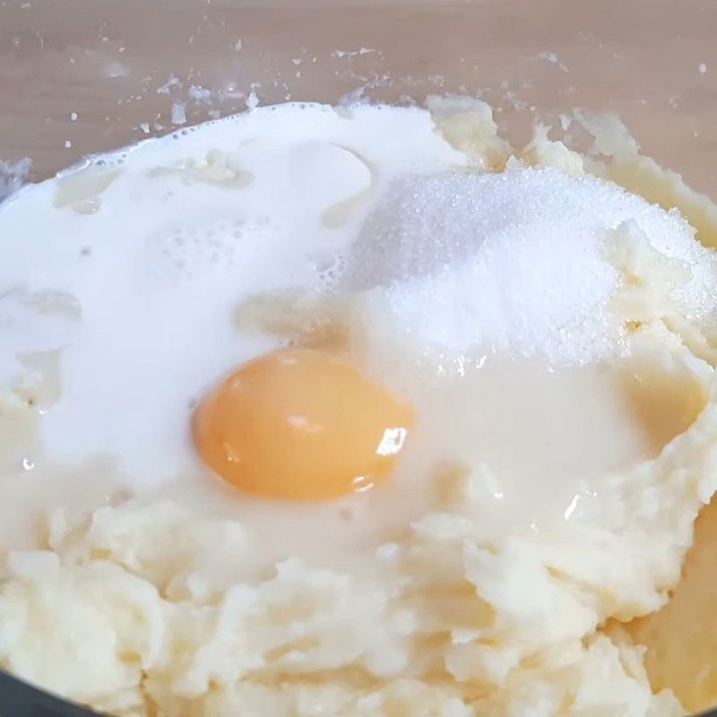 Step 2 Crush and mix the cake dough Fried potato milk cake