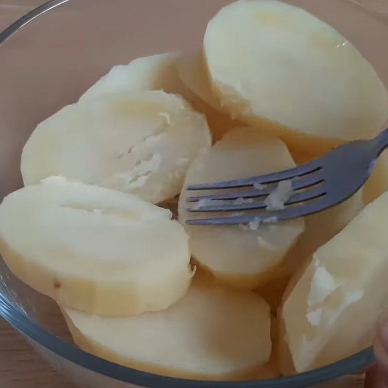 Step 2 Crush and mix the cake dough Fried potato milk cake