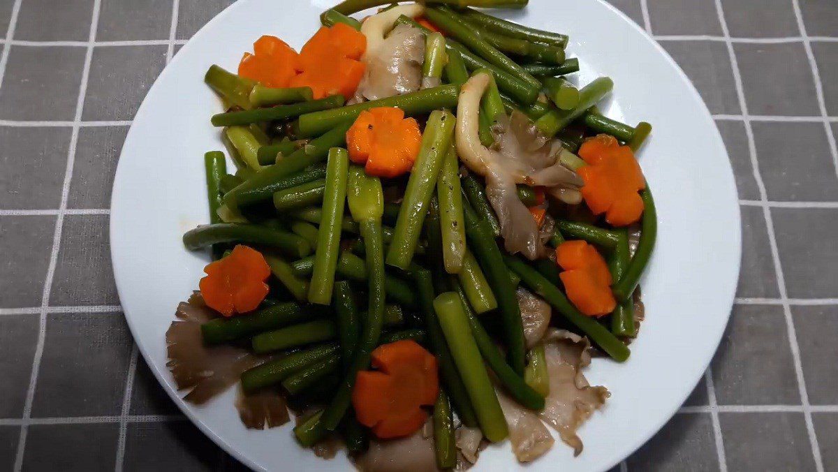 Stir-fried garlic stalks with mushrooms