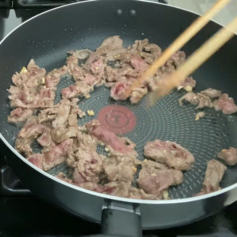 Step 3 Stir-fried garlic stalks Stir-fried garlic stalks with beef