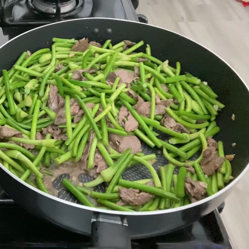 Step 3 Stir-fried garlic stalks Stir-fried garlic stalks with beef