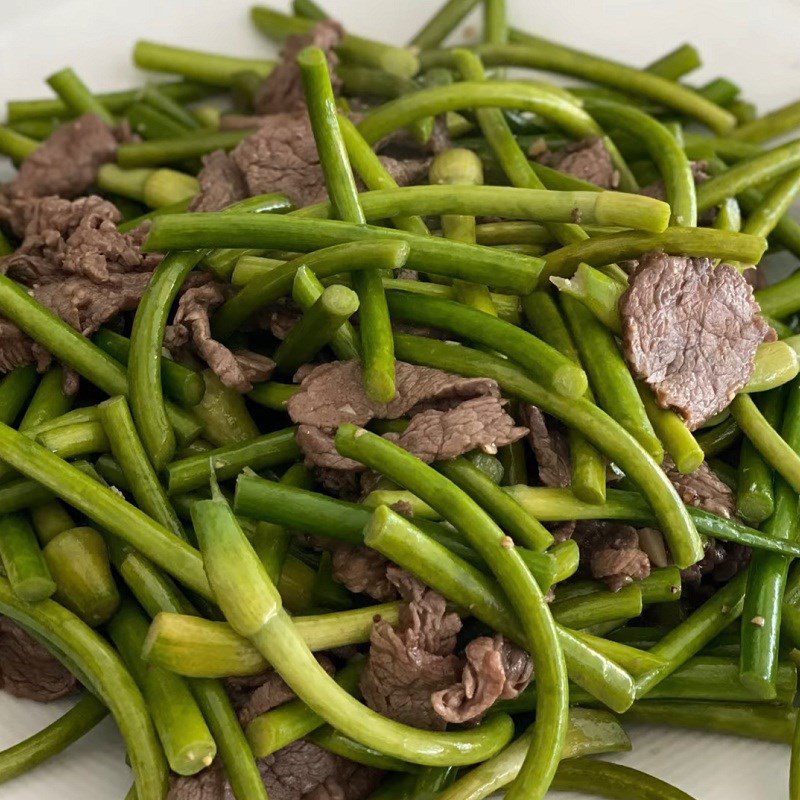 Step 4 Final product Stir-fried garlic stalks with beef