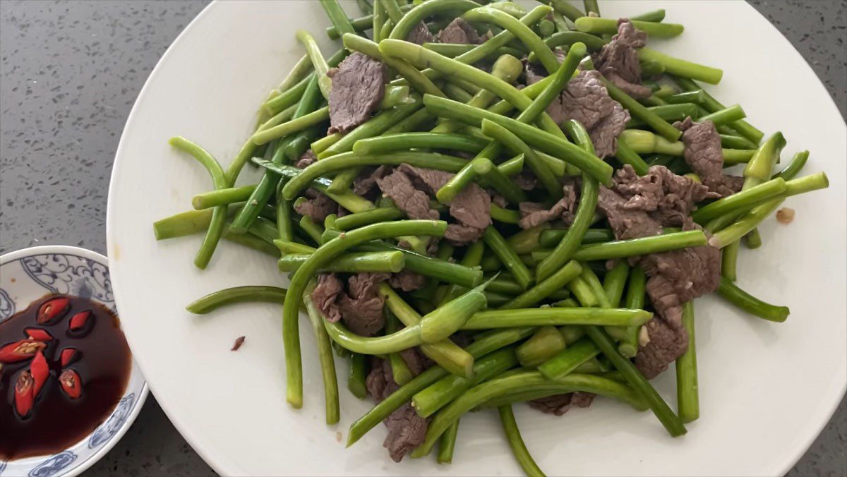 Stir-fried Garlic Shoots with Beef