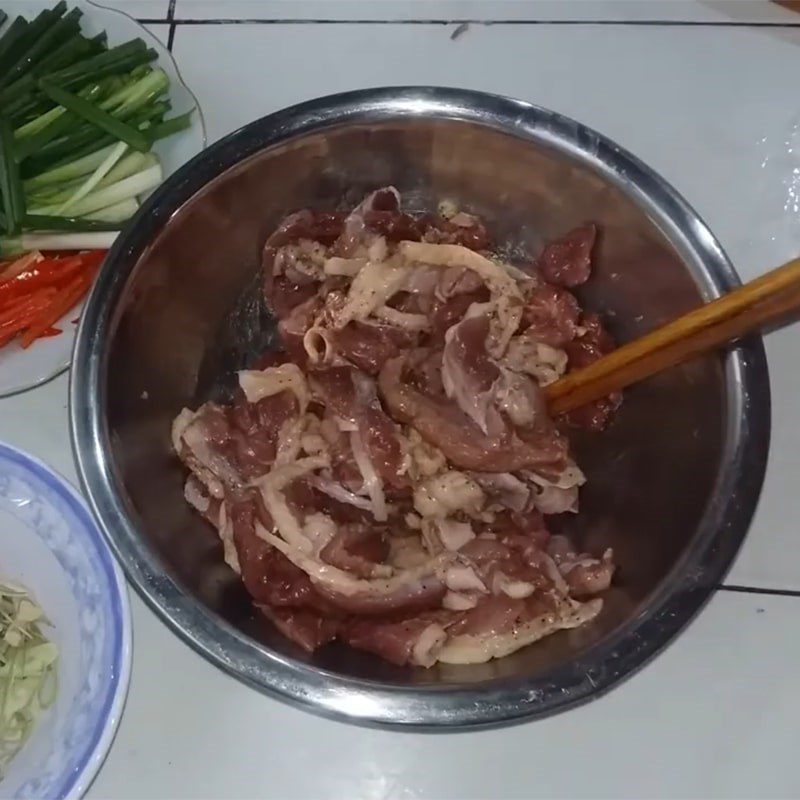 Step 3 Marinate and stir-fry the goose meat Stir-fried goose